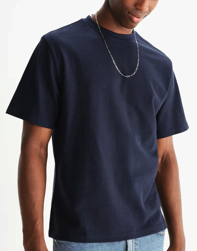 Ce t-shirt Wax London est un modèle classique à la coupe parfaite. Confectionné en jersey de coton biologique texturé