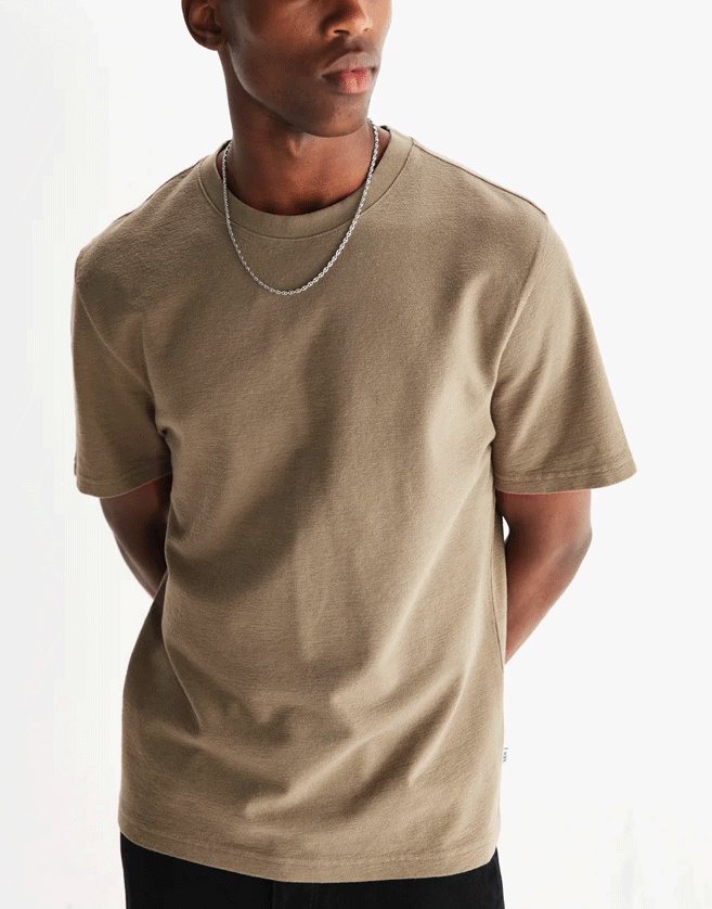 Ce t-shirt Wax London est un modèle classique à la coupe parfaite. Confectionné en jersey de coton biologique texturé