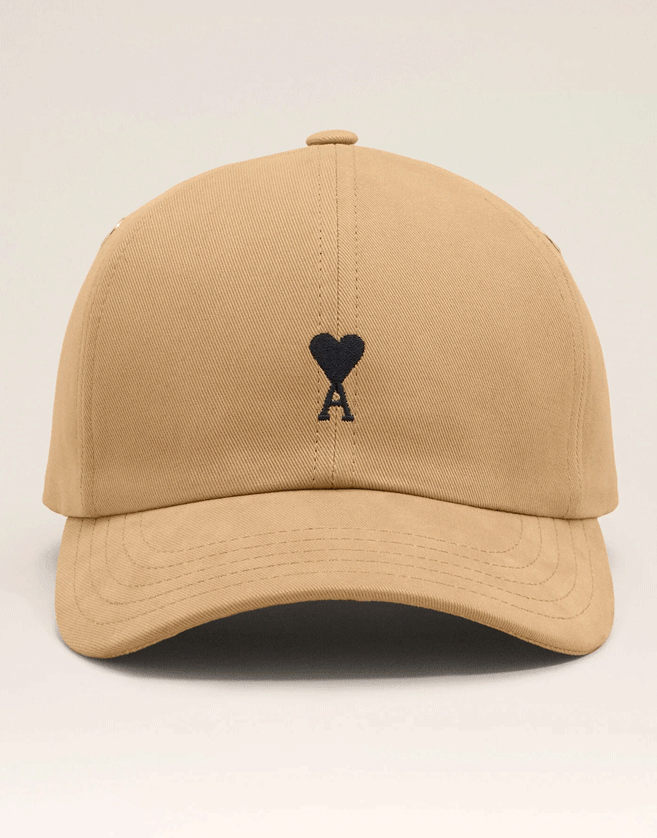 Casquette brodée ami de coeur en coton beige. Broderie Ami de Coeur noire. Visière : 6,5 cm. Boucle de réglage…