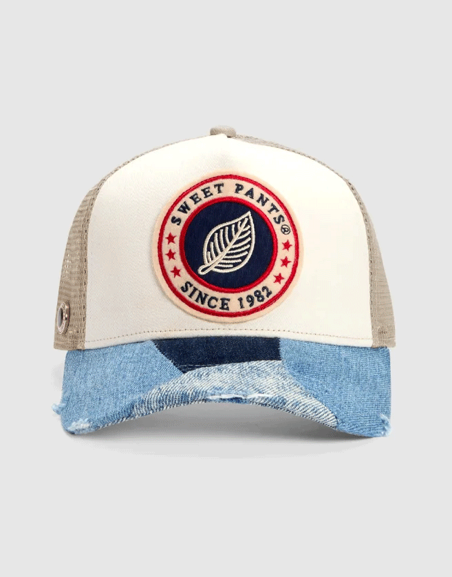 Casquette Sweet Pants avec une visière en Patchwork jean et un patch en feutrine SWEET PANTS devant.
