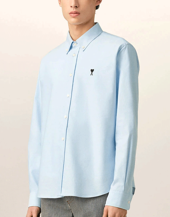 Chemise Ami Paris à col boutonné en oxford de coton. Broderie poitrine Ami de Coeur rouge.