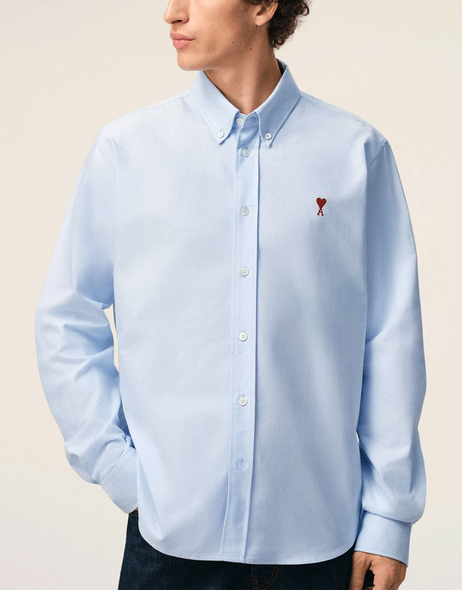 Chemise Ami Paris à col boutonné en oxford de coton. Broderie poitrine Ami de Coeur rouge.