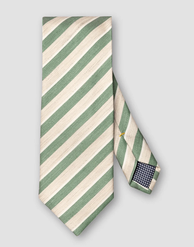 Chemise Eton confectionnée dans un mélange de lin et de soie d’exception, cette cravate affiche une texture subtilement irrégulière...