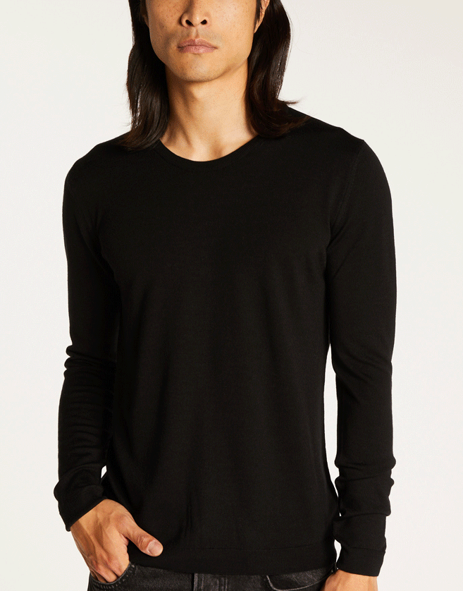 Pull col rond en 100% laine mérinos pour homme. Ce pull est un basic qui peut se combiner à tous types de pantalons.