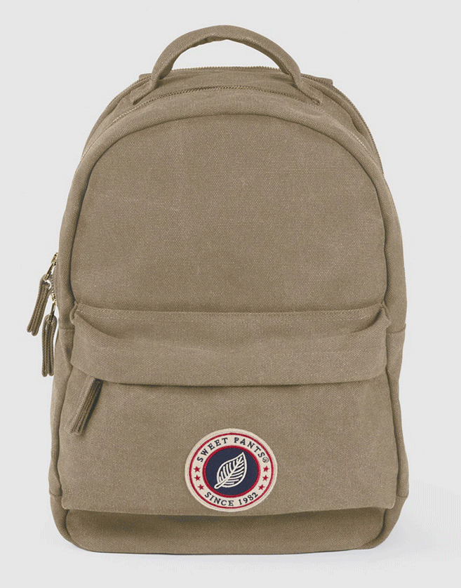 Sac à dos Sweet Pants, écusson du logo sur le devant, deux compartiment zippés. Bretelles réglables et poignée sur le dessus.