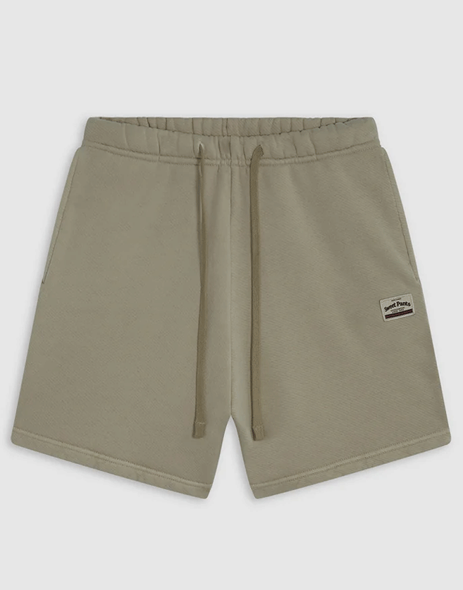 Short Sweet Pants en molleton épais lavé, coupe droite confort. Patch feutrine Sweet Pants poche dos.