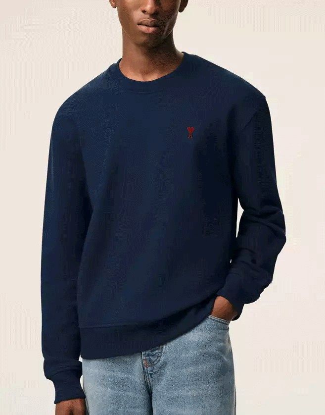 Sweatshirt Ami Paris en molleton de coton biologique bouclé. Broderie Ami de Coeur rouge sur la poitrine.