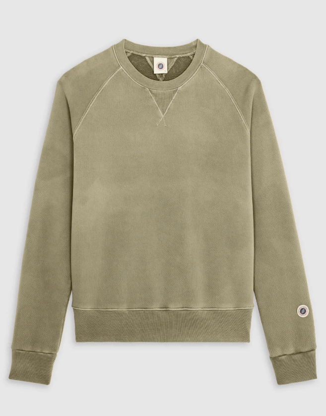 Sweatshirt Sweet Pants col rond en molleton lavé. Patch logo tissé 3 couleurs Sweet Pants bas de manche. Teinture «Garment Dye»