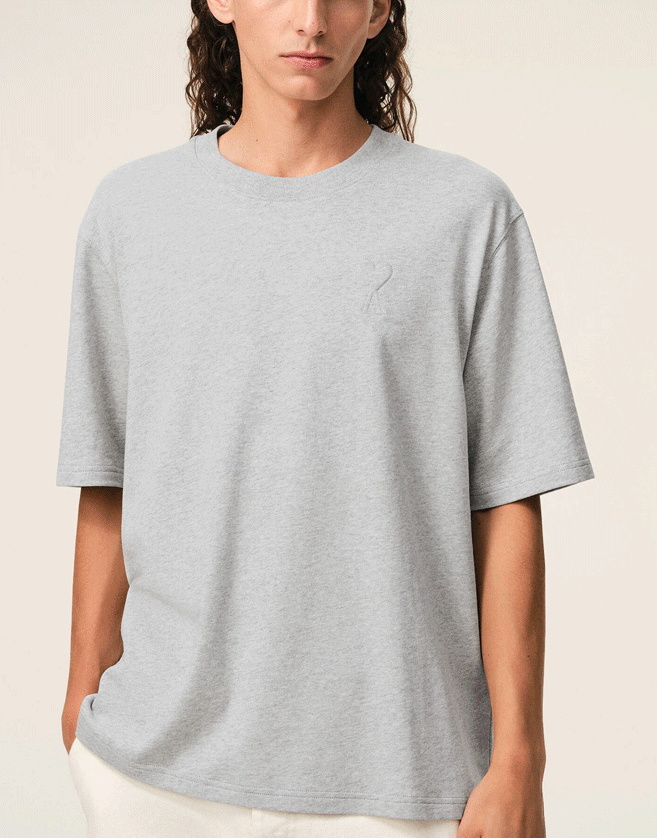 T-shirt Ami Paris en jersey de coton épais. Inscription « Ami de Coeur » en relief et surpiqué sur la poitrine.