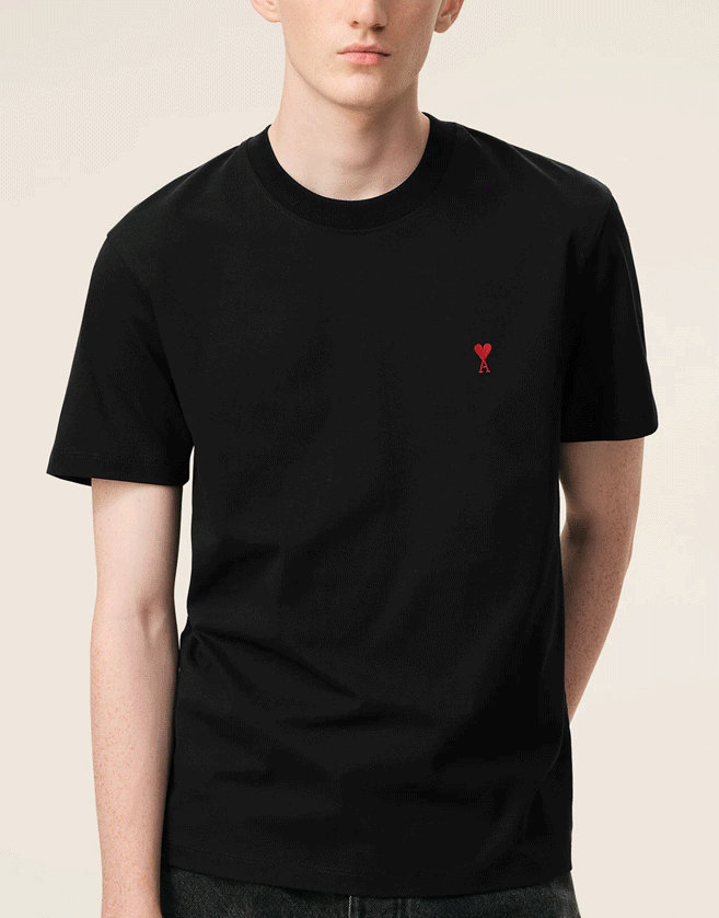 T-shirt Ami de Coeur en jersey de coton léger. Broderie Ami de Coeur noire sur la poitrine.