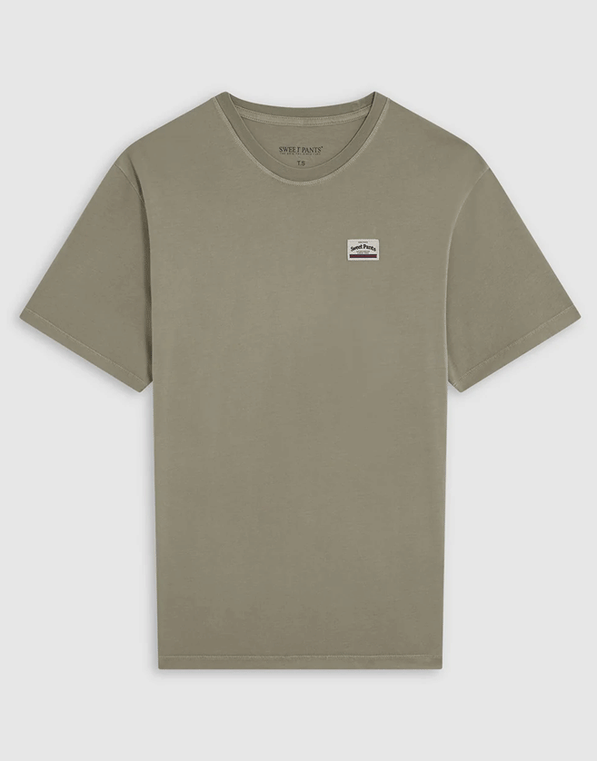 T-Shirt Sweet Pants coupe droite, Patch Preppy devant côté coeur. Teinture «Garment Dye» : le produit est teint en pièce après couture.