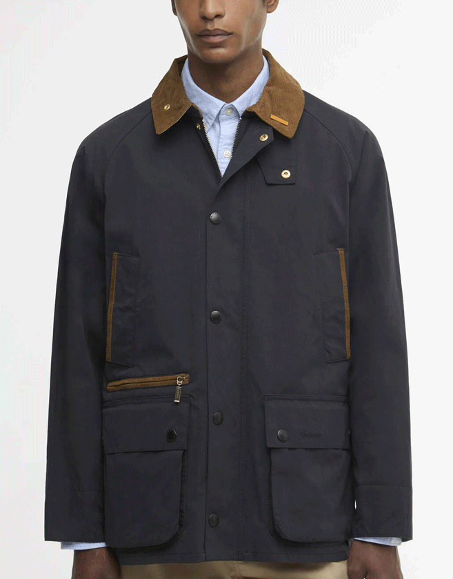 La veste Barbour Icons Bedale réinvente un classique avec une finition douce au toucher et des détails intemporels.