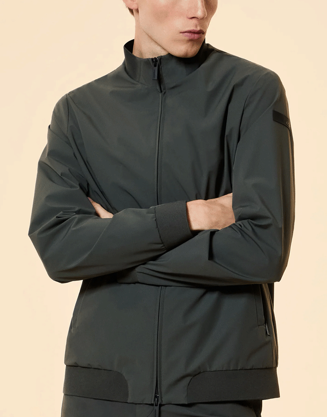 Cette veste RRD revisite un classique du vestiaire masculin avec des lignes épurées et une confection impeccable.