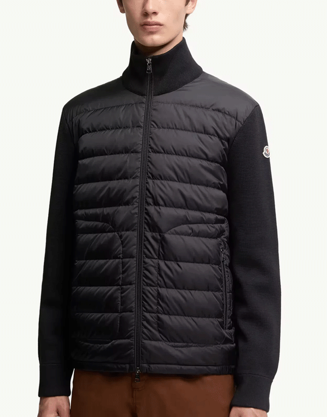 Ce cardigan Moncler en mélange de laine arbore un devant en nylon rembourré de duvet. Modèle polyvalent, il peut également servir de manteau par temps doux.
