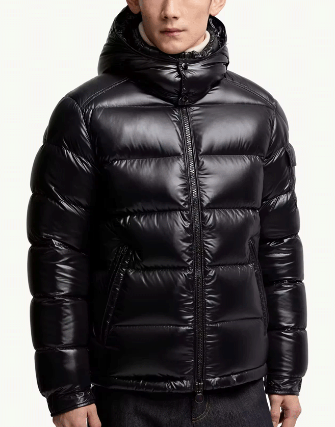 La doudoune Moncler Maya est conçue en nylon laqué brillant avec un matelassage en boudins emblématique.