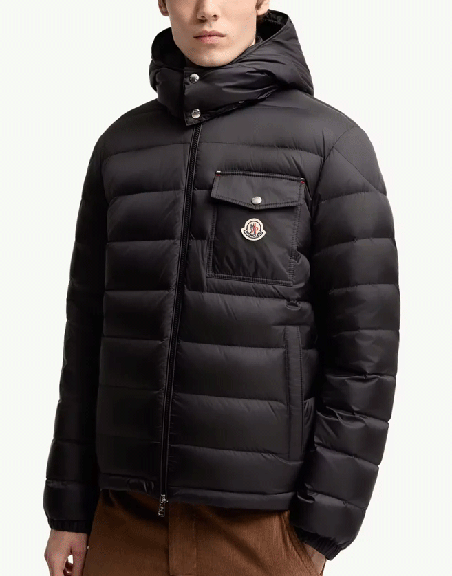 Cette doudoune courte Moncler conçue en nylon technique offre une chaleur légère et une silhouette moderne et épurée.