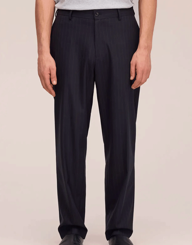 Pantalon NN07 décontracté à la coupe regular, confectionné dans un tissu en laine mélangée lavable, au toucher doux et fluide.