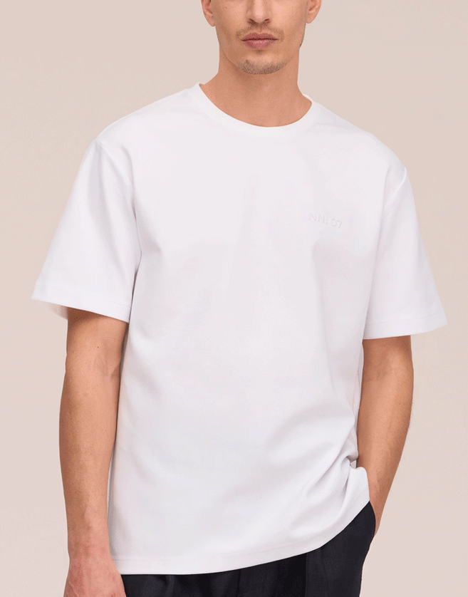 T-shirt NN07 à logo coupe décontractée, tricoté dans un mélange de coton biologique et de lyocell TENCEL™ au toucher doux et extensible.