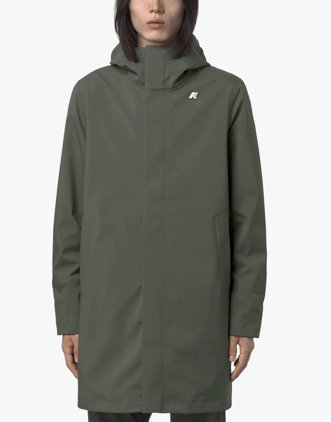 Cette veste K-way longue a une coupe ajustée et un look polyvalent : facile à assortir avec un jean ou un chino selon l'occasion.