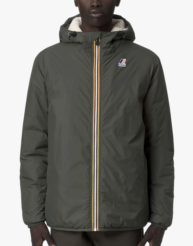 Cette veste K-way courte est un vêtement d'extérieur unisexe de mi-saison, pratique et fonctionnel, parfait pour les premiers froids de l'hiver.